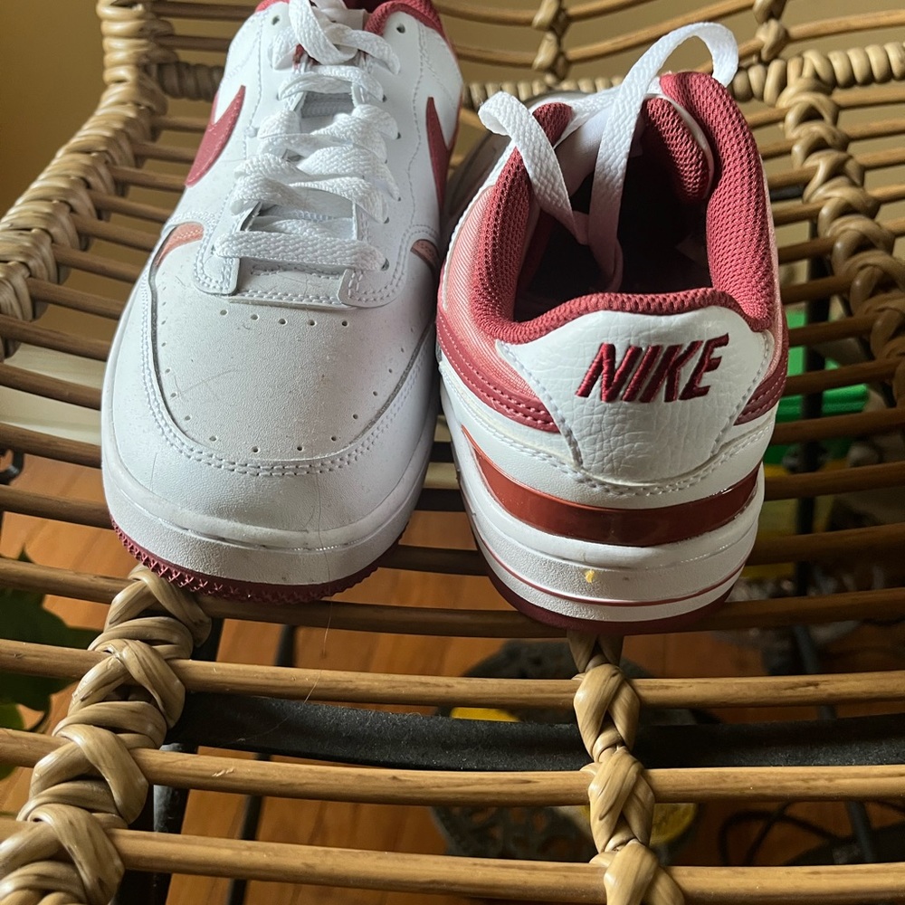 Nike White and Red Sneakers Classic Style